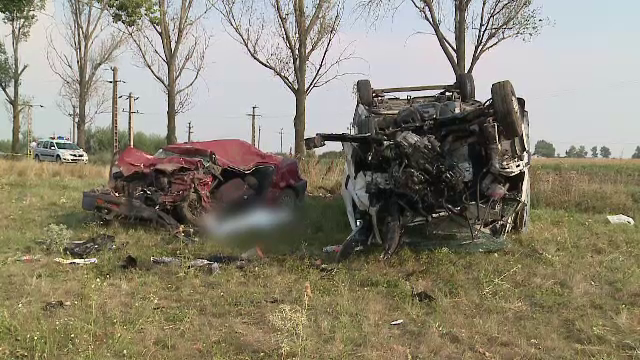 Accident teribil la Arad. Un barbat a murit dupa ce un microbuz s-a rasturnat peste masina sa