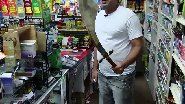 A vrut sa jefuiasca un magazin, inarmat cu o sabie, dar nu se astepta la ce a urmat. Ce a scos vanzatorul de sub tejghea