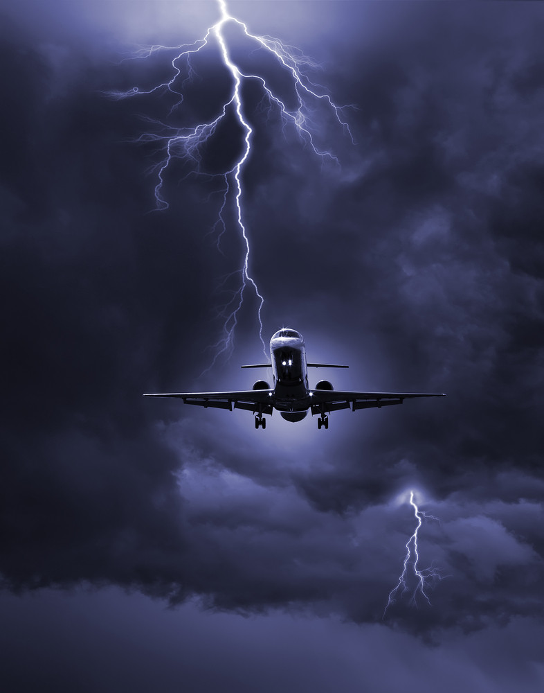 Resturile avionului indonezian au fost gasite in zona in care a disparut. Prima ipoteza: de ce s-ar fi prabusit aeronava