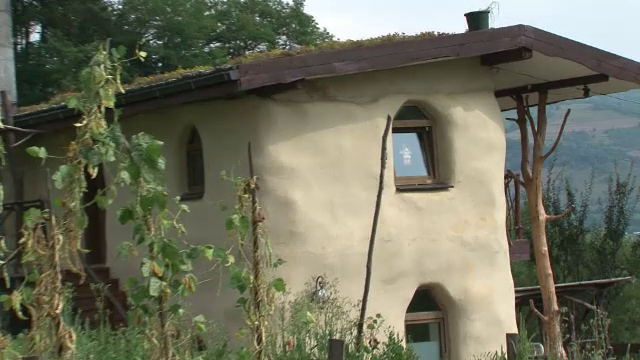 Casele ecologice, tot mai populare printre romanii care vor sa-si reduca facturile la JUMATATE. Ce pret au locuintele din fân