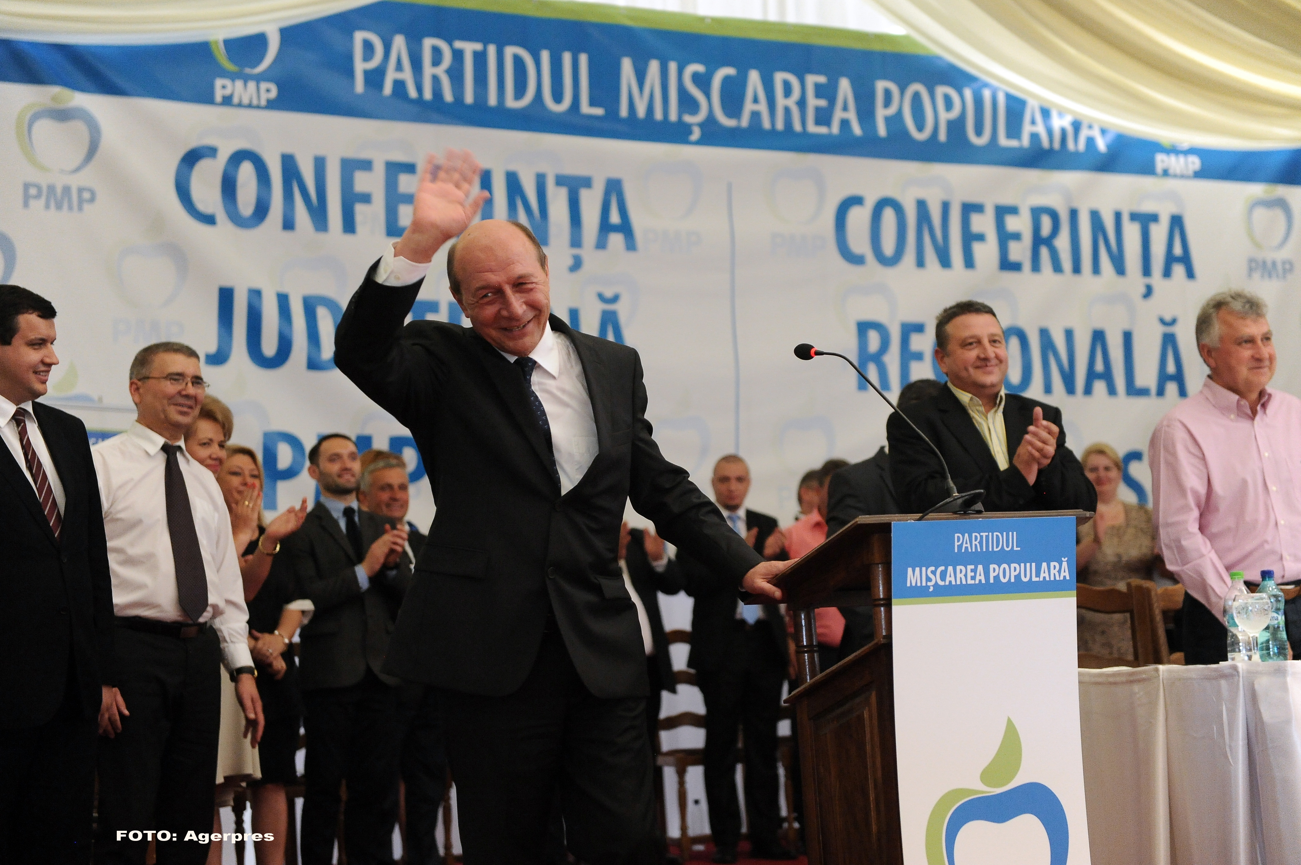 Mesajul lui Basescu pentru Iohannis si Ponta: "Va cer public sa anuntati ca Romania nu primeste niciun refugiat"