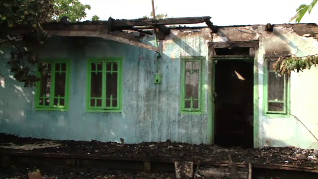 Tanarul suspectat ca a incendiat un magazin din Sinesti este de negasit. Cui apartinea cladirea arsa din temelii