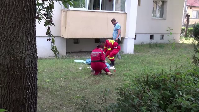 O femeie de 66 de ani a cazut de la etajul 8 al blocului in care locuia. Ce spun vecinii care au asistat la tragedie