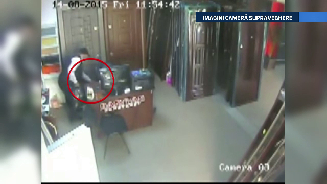 O clipa de neatentie a costat-o scump pe o femeie din Buzau. Cati bani avea in geanta furata de un hot