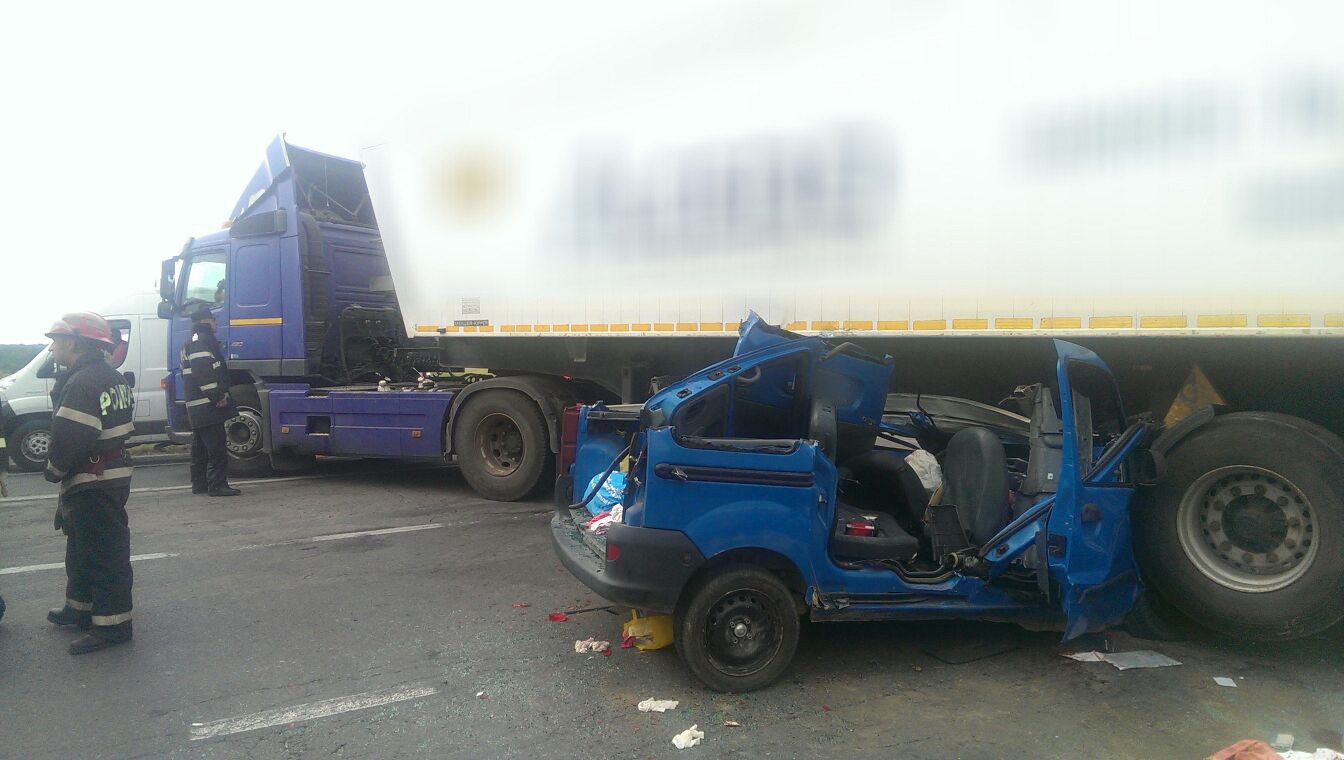 Accident grav pe DN 2, in Ilfov. Doua persoane au murit, dupa ce o masina a intrat sub un TIR