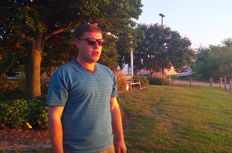 Nu distingea culorile pana cand parintii i-au luat niste ochelari speciali. Reactia tanarului cand priveste apusul