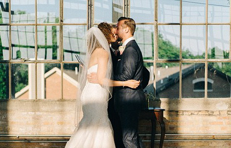 Moment comic la o nunta, surprins de fotograf. O domnisoara de onoare a lesinat exact in momentul in care mirii se sarutau