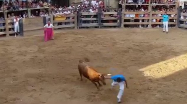 Momentul in care un barbat a fost ucis de un taur, in Spania. Coarnele i-au strapuns abdomenul in fata spectatorilor. VIDEO