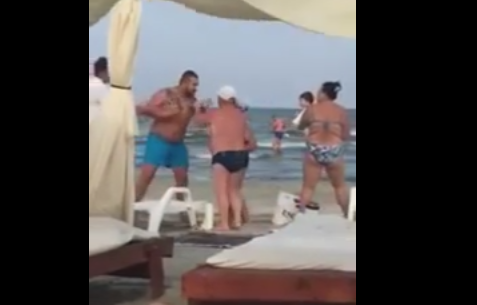 Scene incredibile la Mamaia. Bataie intre angajatul unei plaje si o turista care nu a inchiriat sezlong. VIDEO