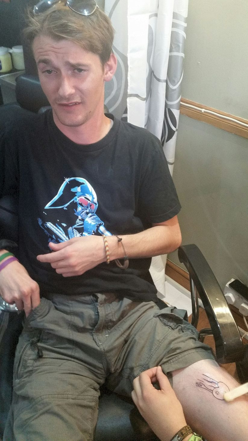 Si-a facut un tatuaj la betie, incurajat de prieteni, dar a fost parasit de iubita si concediat. Ce desen are pe corp tanarul