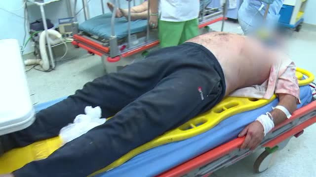 Un barbat a fost ranit grav, dupa ce caruta in care se afla a fost zdrobita de o duba. Soferul, acuzat ca nu a ajutat victima