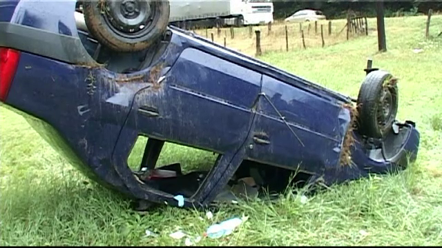 A pierdut controlul masinii si s-a rasturnat intr-o curba. Soferul s-a ales cu dosar penal dupa ce fiul lui a fost grav ranit