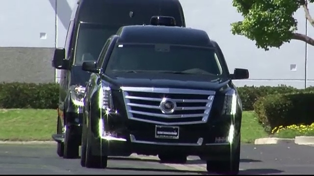 Centru multimedia, geam rezistent la gloante si... WC. Cum arata masinile de lux ale unor vedete precum Johnny Depp sau Snoop