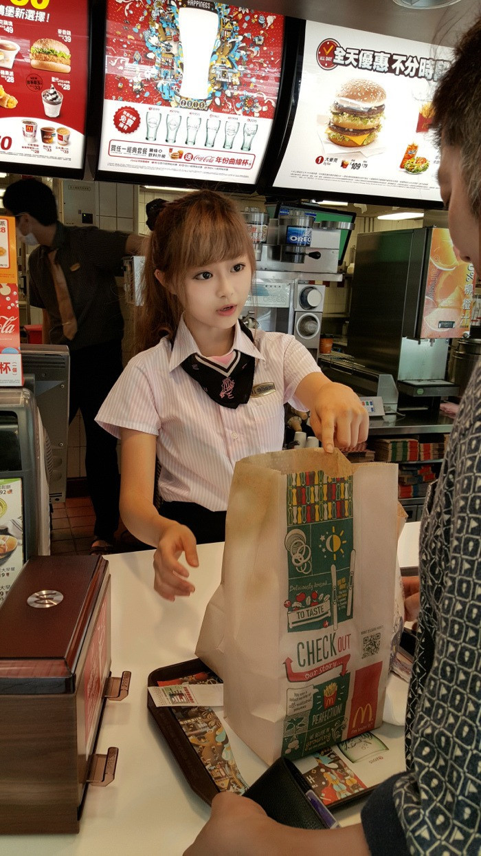 Toata lumea se inghesuie la un McDonalds din Taiwan ca sa-i faca ochi dulci uneia dintre vanzatoare. Cum arata tanara