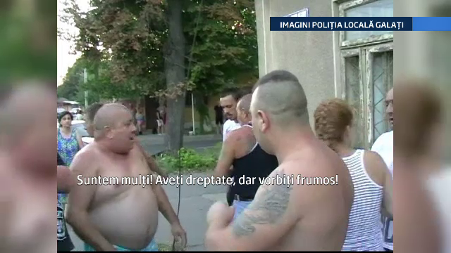 Circ in strada, la Galati, dupa un accident rutier. Rudele soferului s-au certat cu politistii: "Ce faceati cu baioneta?"