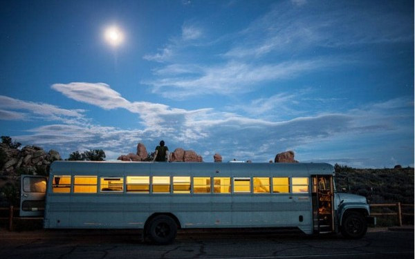 Un student la arhitectura a transformat un autobuz in visul oricui. Interiorul arata genial: FOTO