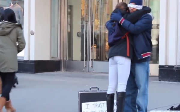 A iesit pe strada legat la ochi, cu doua pancarte la picioare. Cand au vazut ce scria pe ele, trecatorii l-au imbratisat