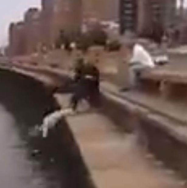 Momentul socant in care un barbat fara adapost este aruncat in mare, surprins pe camera