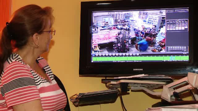 Un hot a fost filmat in timp ce jefuia un magazin din Timis, dar politia intarzie sa-l aresteze. Solutia gasita de pagubiti