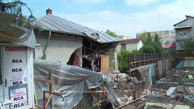 Au sapat la fundatia unei cladiri pana s-a daramat peretele unei case din apropiere. "Iar un Dorel. Si Pacala ar rade de ei"