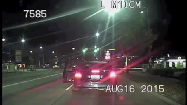 Trei politisti din Seattle au oprit o masina pentru viteza mare. Ce s-a intamplat dupa aceea e ca in filme: "Dumnezeule!"