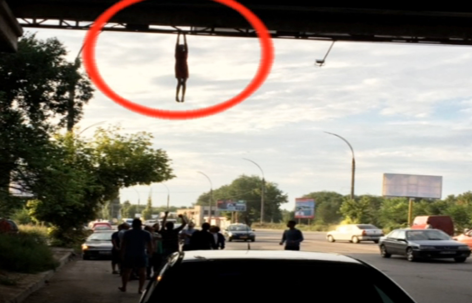 O tanara a incercat sa se arunce de pe un pod din Chisinau. Motivul pentru care a scapat ca prin minune