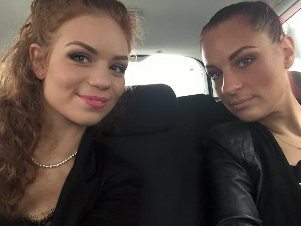 Poarta aceleasi haine si par surori gemene. Cum arata mama si fiica pe care nimeni nu le poate deosebi