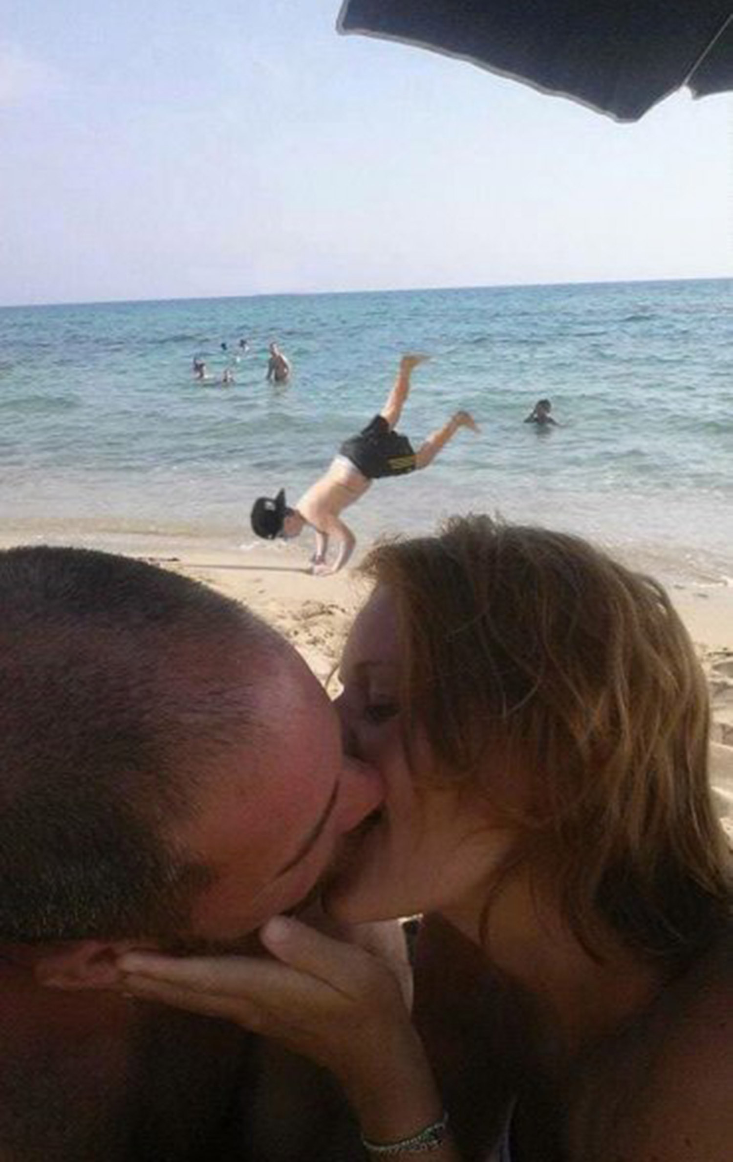 Si-au rugat prietenii de pe internet sa le stearga detaliul nedorit din poza romantica, dar au facut o greseala. Ce a urmat