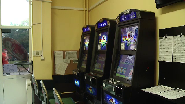 Un barbat din Satu Mare a pierdut banii de concediu la pacanele si a zis ca a fost talharit. Detaliul care l-a dat de gol