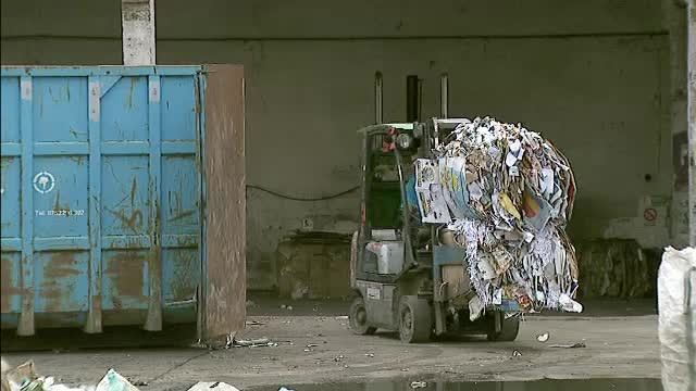 Bani aruncati la gunoi. Cat vom plati in plus pe luna pentru ca nu suntem in stare sa reciclam