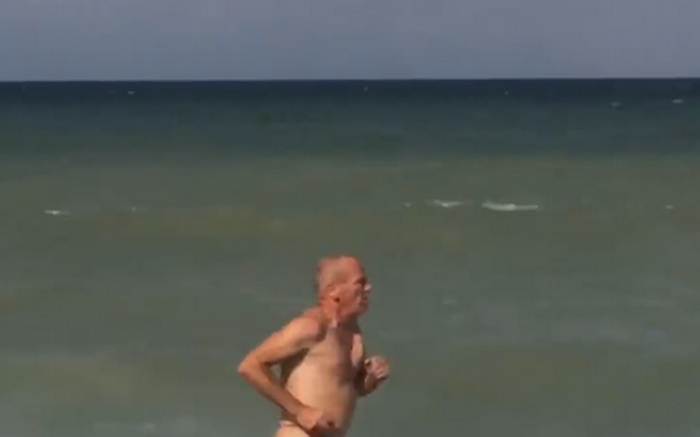 Oamenii nu si-au putut lua ochii de pe el. Cum a fost filmat un barbat pe plaja din Vama Veche