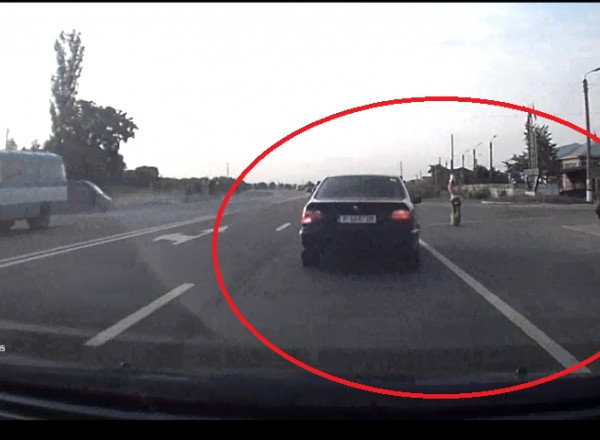 A observat o tanara care astepta autobuzul in statie. Ce gest a facut un sofer din Republica Moldova. VIDEO
