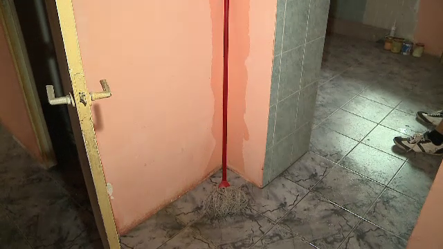 Ploile torentiale au facut prapad intr-un bloc din Arad, aflat in reabilitare termica. Zeci de apartamente au fost inundate