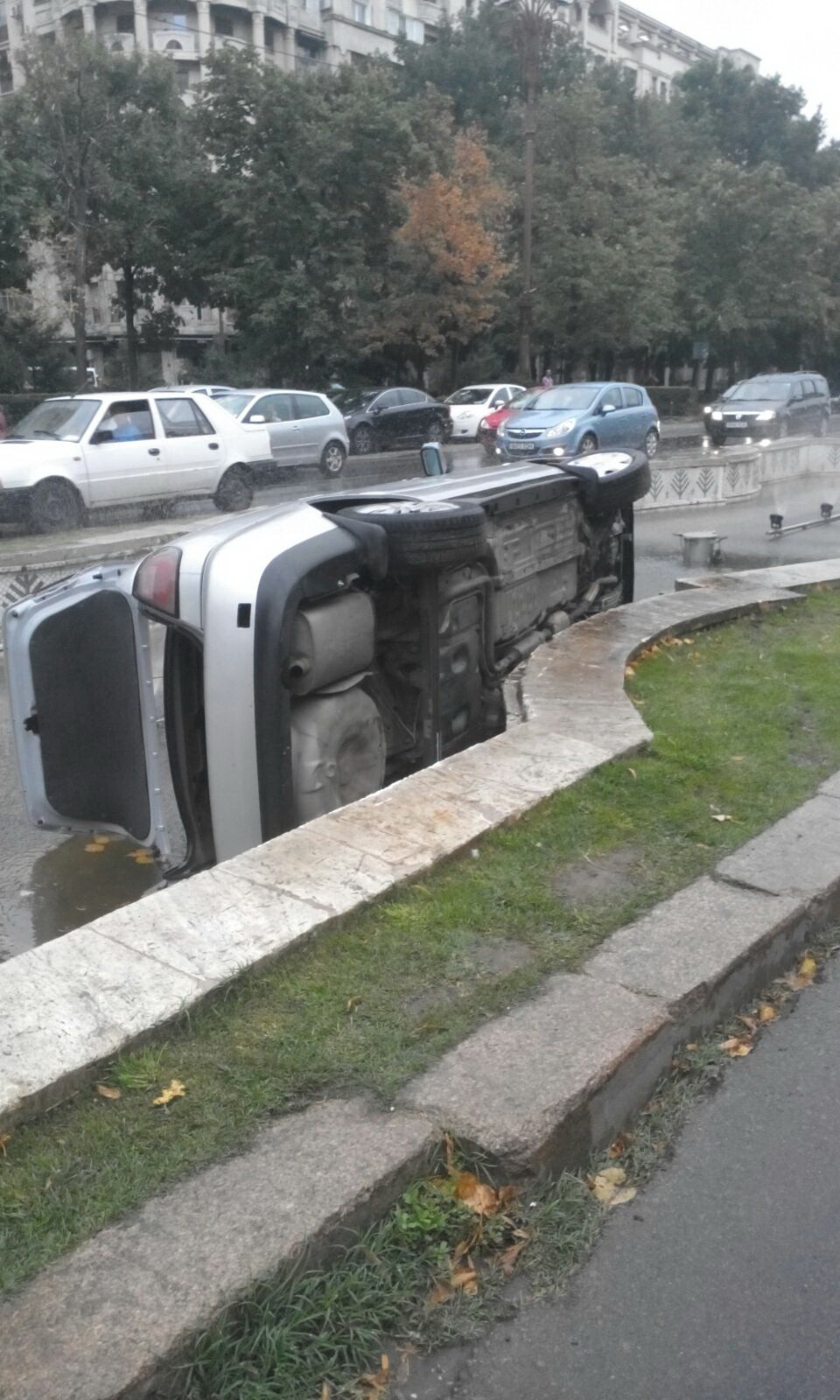 O masina s-a rasturnat intr-o fantana arteziana, in Piata Constitutiei, din Bucuresti. Unul din pasageri a fost dus la spital