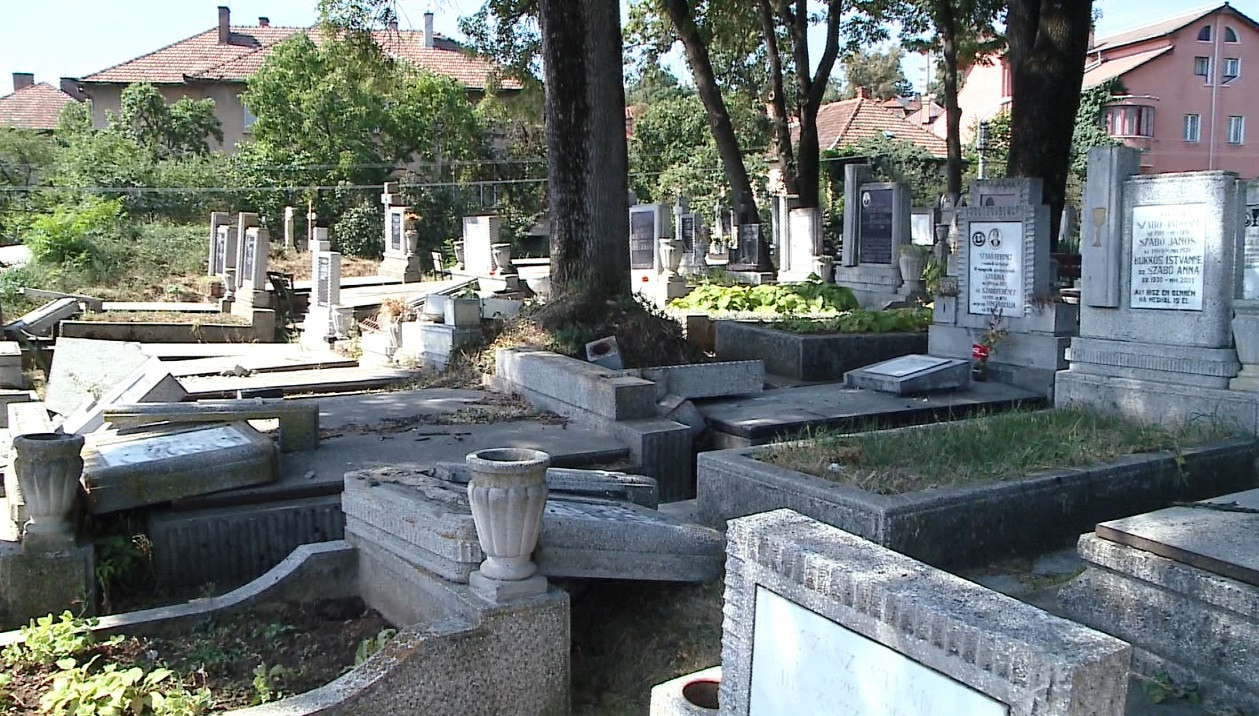 Politistii din Cluj au reusit sa ii identifice pe cei care au devastat in urma cu 2 saptamani un cimitir din oras
