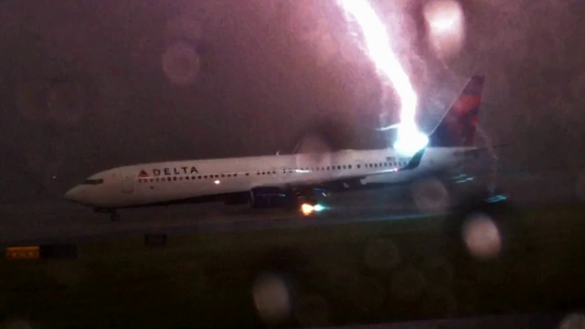 Un avion a fost lovit de fulger, pe un aeroport din Atlanta. Imaginile spectaculoase, surprinse de un pasager