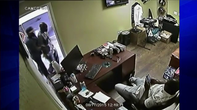 Urmarea unui jaf ca-n filme in SUA. Ce s-a intamplat dupa ce doi barbati inarmati au intrat intr-un atelier auto