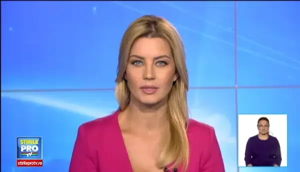 Toropit de caldura, un urs s-a relaxat in piscina unei case din Vancouver. Imaginile surprinse chiar de proprietari