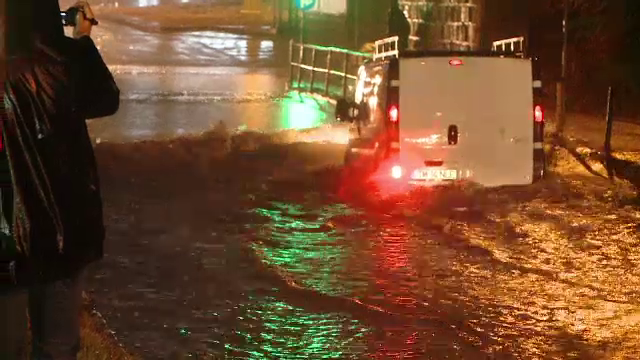 Timisoara s-a trezit sub ape, dupa 2 ore de ploaie torentiala. Unii soferi au facut haz de necaz: "Avem vasle la noi"