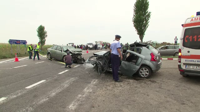 A ajuns cu masina suspendata pe un parapet de pe marginea drumului. Martorii spun ca tanarul circula cu viteza mare