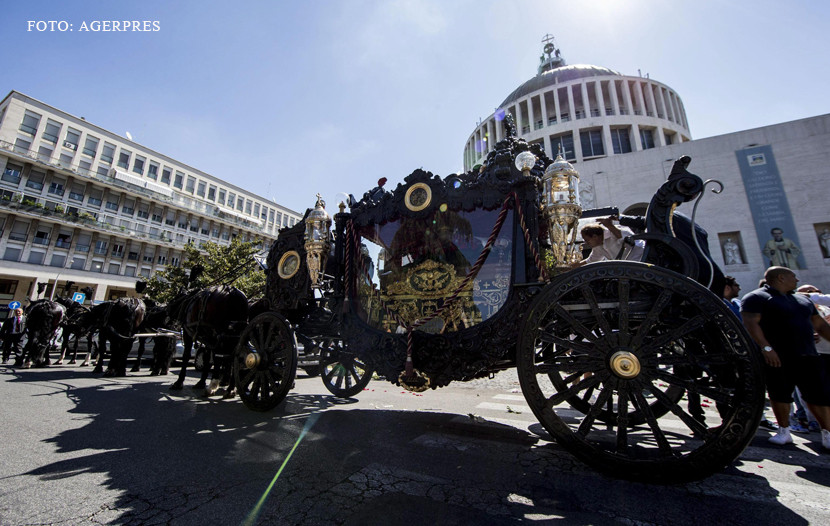 Inmormantare grandioasa a unui mafiot, in centrul Romei. Rolls-Royce pe post de dric si petale aruncate din elicopter