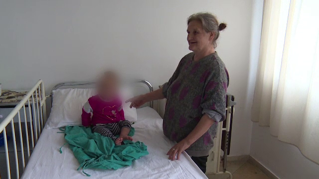 Un copil de 1 an a cazut in cap, de la geam, in timp ce era in grija strabunicii. Ce decizie a luat Protectia Copilului