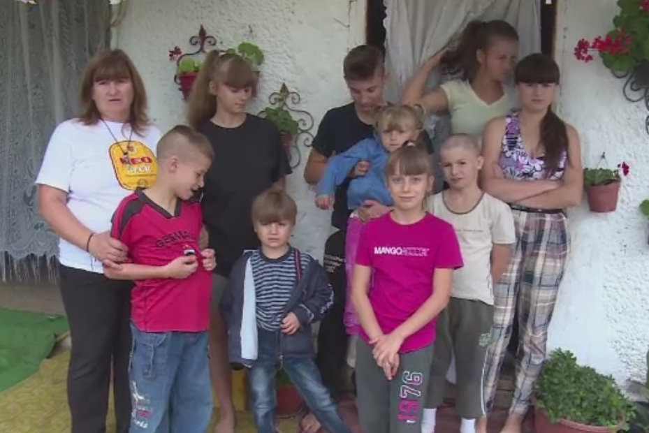 Lectia de viata, oferita de o familie nevoiasa din Targoviste, cu 10 copii. "Am iubirea familiei si asta nu oricine o are"