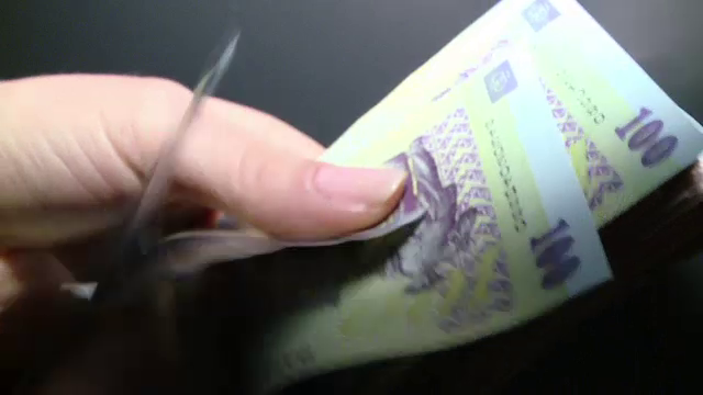 A gasit 2.000 de lei in fata unei porti si a decis sa sune la usa. Ce a urmat dupa un gest unic al unui bucurestean