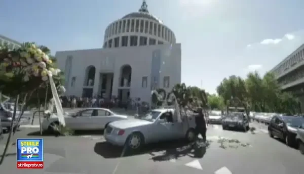 Inmormantare grandioasa a unui mafiot, in centrul Romei. Rolls-Royce pe post de dric si petale aruncate din elicopter