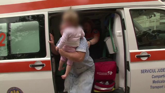 Clipe de groaza pentru o fetita de doi ani: a ajuns la spital, dupa ce a fost muscata de un sarpe. In ce stare se afla acum