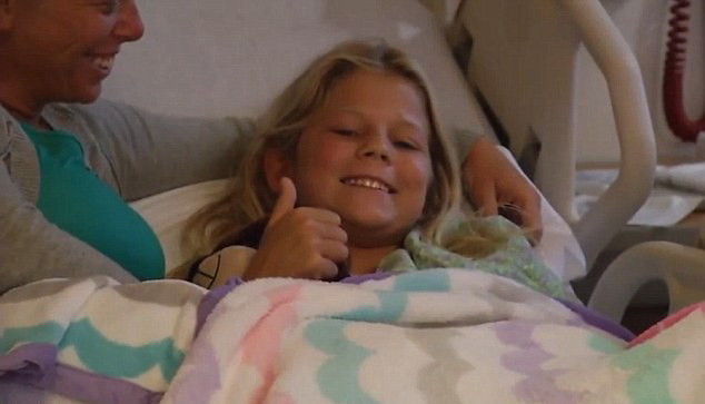 Gestul ei a starnit admiratia tuturor: o fetita de 10 ani, muscata de un rechin, s-a intors in apa sa-si salveze prietena