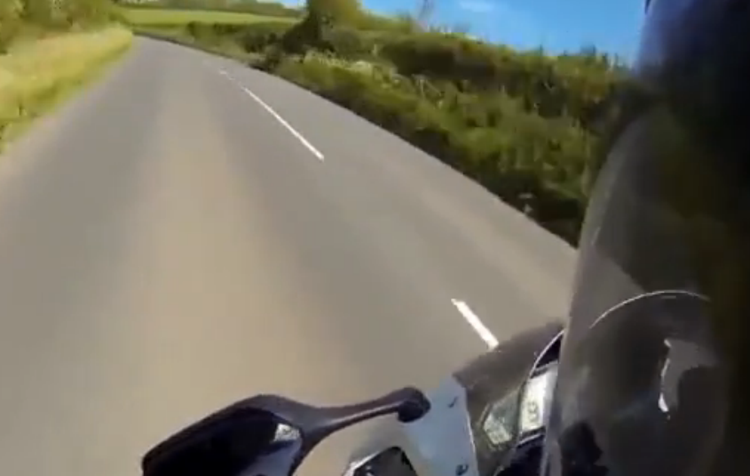 Un motociclist a fost condamnat la inchisoare dupa ce s-a filmat mergand cu 245 de km/h si a pus imaginile pe YouTube. VIDEO