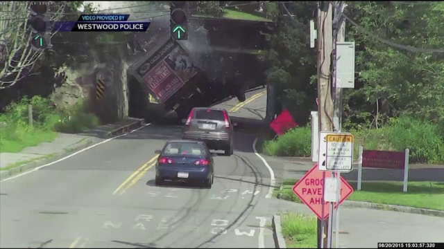 Au ignorat avertizarea si au intrat cu camionul intr-un pod mai mic de inaltime. Accidentul a fost surprins de camere