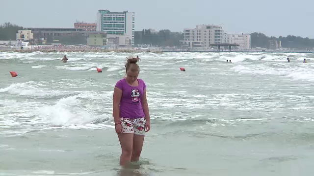 Mamaia arata ca in noiembrie. Ce idei de distractie au gasit turistii suparati pe vremea care le-a stricat planurile